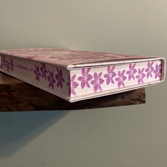 It Ends With Us - Exclusive Collectors Edition- Hardcover - Picture 3 of 4